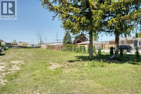 3199 Woodlawn Windsor ON N8W 2J1