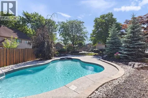 15 Fasan Crescent Tecumseh ON N8N 4L1