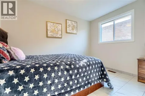 16 Vogue Court Stoney Creek ON L8E 4T3