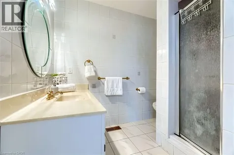 16 Vogue Court Stoney Creek ON L8E 4T3