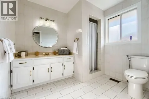 16 Vogue Court Stoney Creek ON L8E 4T3