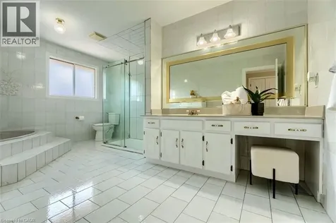16 Vogue Court Stoney Creek ON L8E 4T3