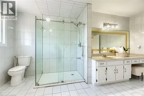 16 Vogue Court Stoney Creek ON L8E 4T3