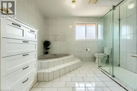 16 Vogue Court Stoney Creek ON L8E 4T3