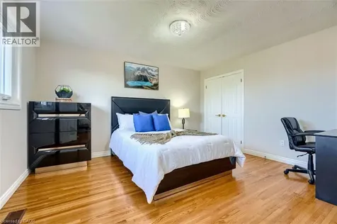 16 Vogue Court Stoney Creek ON L8E 4T3
