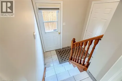 16 Vogue Court Stoney Creek ON L8E 4T3