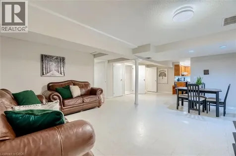 16 Vogue Court Stoney Creek ON L8E 4T3