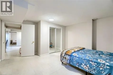 16 Vogue Court Stoney Creek ON L8E 4T3