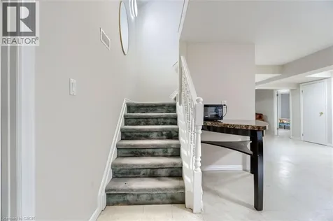 16 Vogue Court Stoney Creek ON L8E 4T3
