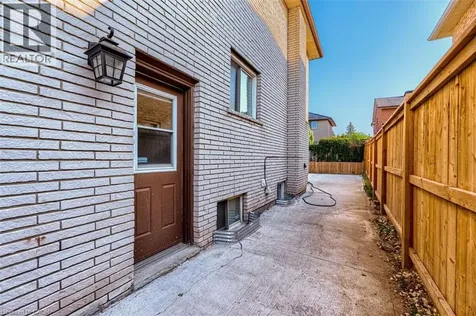 16 Vogue Court Stoney Creek ON L8E 4T3