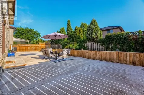 16 Vogue Court Stoney Creek ON L8E 4T3