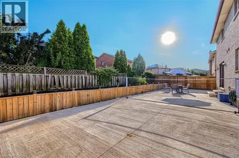 16 Vogue Court Stoney Creek ON L8E 4T3
