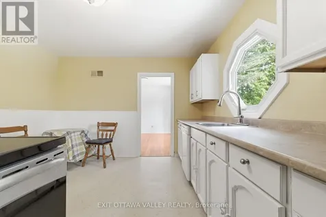 22 Cabot Place Deep River ON K0J 1P0