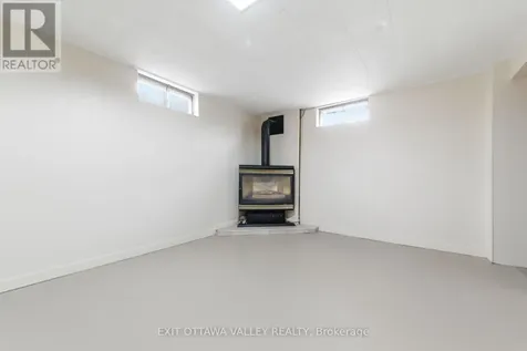 22 Cabot Place Deep River ON K0J 1P0