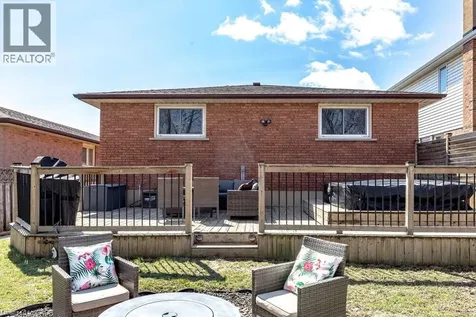 39 Trenholme Crescent Hamilton ON L8W 2L4
