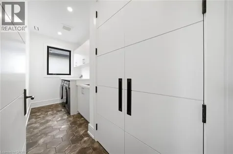 2556 Glengarry Road Mississauga ON L5C 1Y3