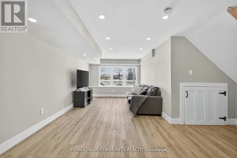 193 Zokol Drive Aurora ON L4G 0B8