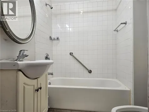 216 Parkdale Avenue North Hamilton ON L8H 5X5