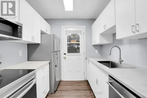 8D Lovell Lane Ottawa ON K2H 9B6