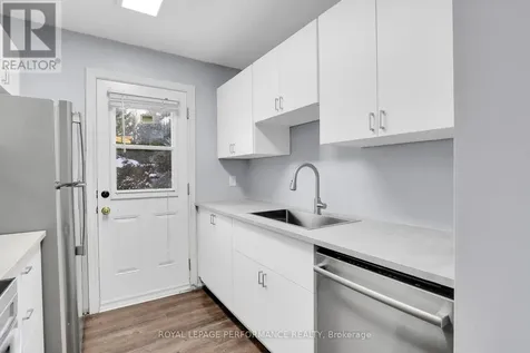 8D Lovell Lane Ottawa ON K2H 9B6