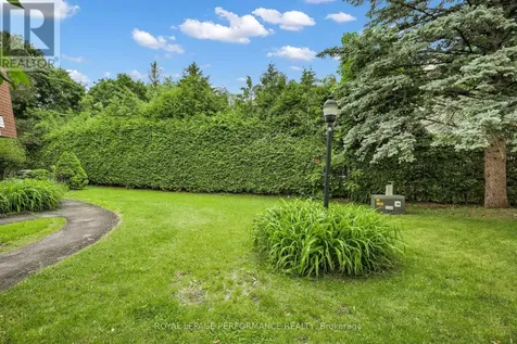 8D Lovell Lane Ottawa ON K2H 9B6