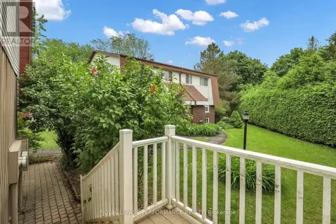 8D Lovell Lane Ottawa ON K2H 9B6