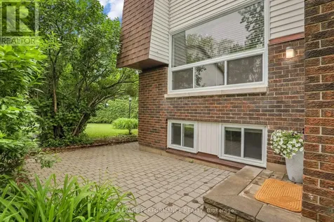 8D Lovell Lane Ottawa ON K2H 9B6