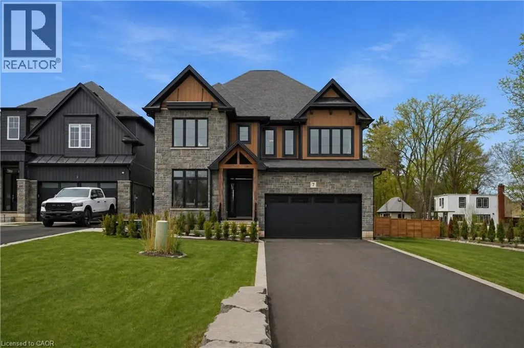 7 Bartlett Avenue Grimsby ON L3M 5N7