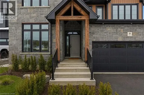 7 Bartlett Avenue Grimsby ON L3M 5N7