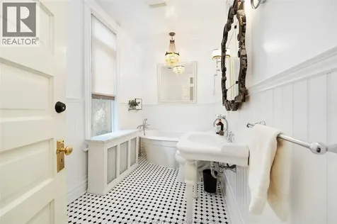 719 Victoria Avenue Windsor ON N9A 4N3