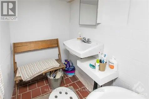 27 Perkins Street Ottawa ON K1R 7G4
