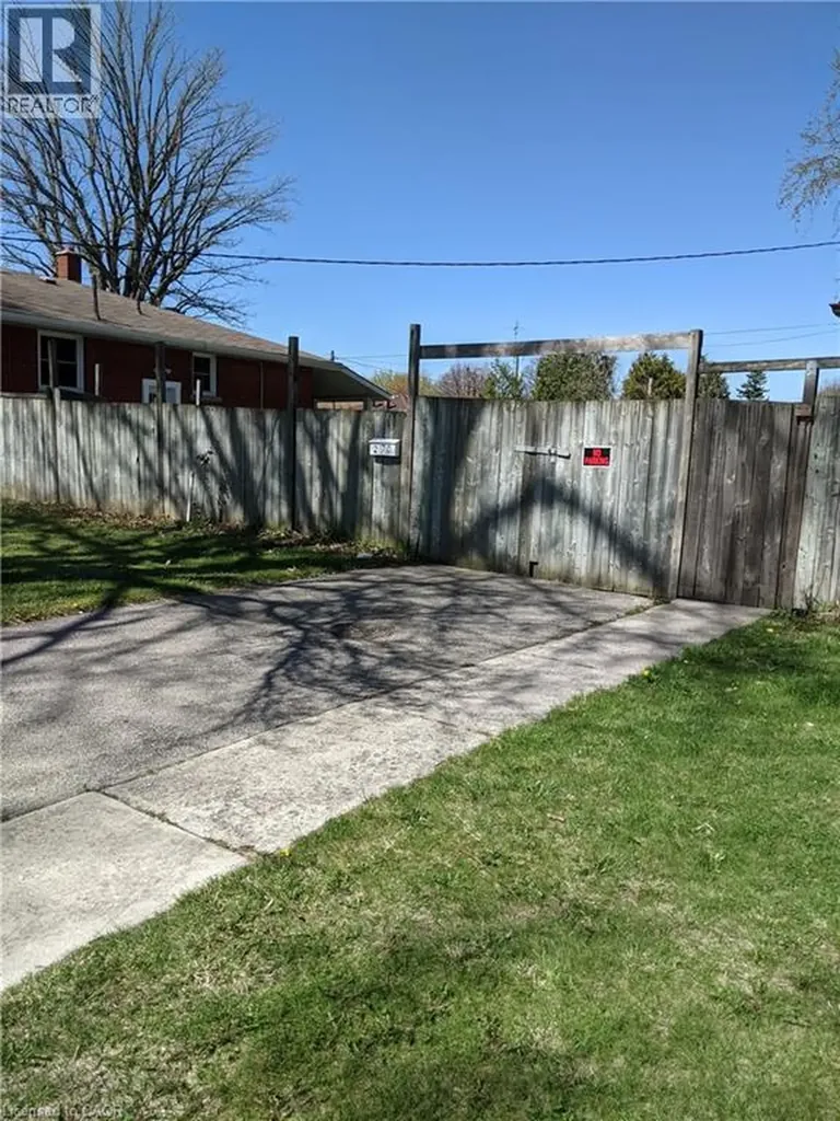 270 East 43rd Street Hamilton ON L8T 3E1