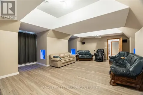 3115 Napperton Drive Adelaide Metcalfe ON N7G 3H8