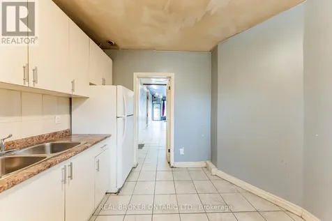 3212 Danforth Avenue Toronto (oakridge) ON M1L 1C1
