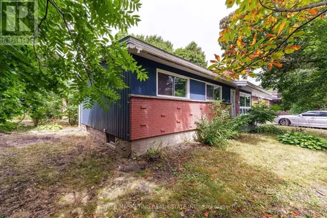 935 Goren Avenue Ottawa ON K1S 1N4