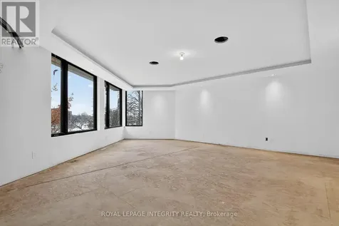 112 Queen Elizabeth Drive Ottawa ON K2P 0Z5