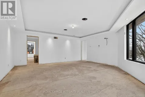 112 Queen Elizabeth Drive Ottawa ON K2P 0Z5