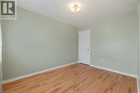24 Kenyon Crescent Grimsby ON L3M 5S4
