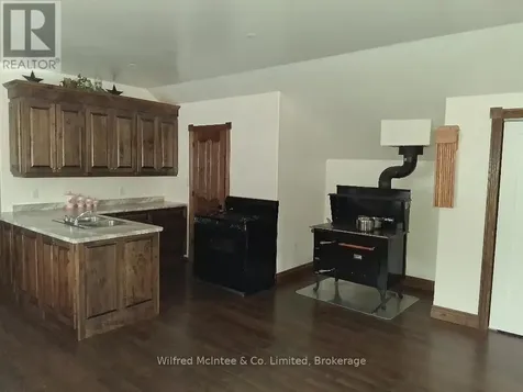 1984 Kincardine Kinloss Street Huron-kinloss ON N2Z 2X4
