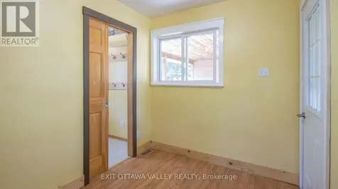 23 Sprucedale Avenue Madawaska Valley ON K0J 1B0