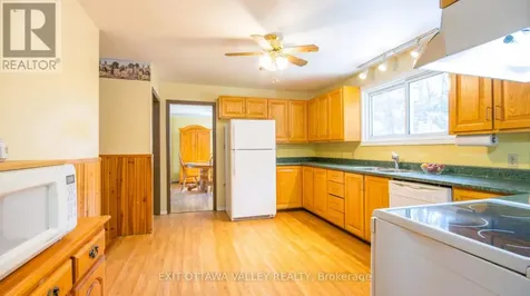 23 Sprucedale Avenue Madawaska Valley ON K0J 1B0