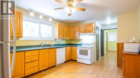 23 Sprucedale Avenue Madawaska Valley ON K0J 1B0