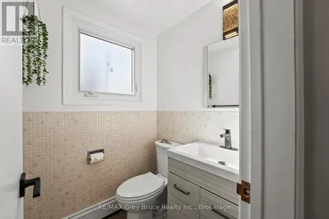 74 Inwood Crescent Kitchener ON N2M 2M1