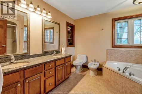 870 Mcrae Avenue Kingsville ON N9Y 2R8