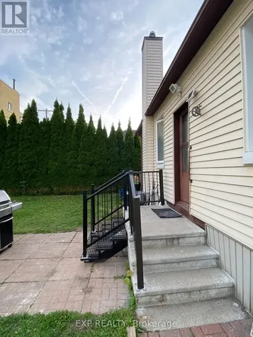 304 Frontenac Avenue South Ottawa ON K1L 6K9