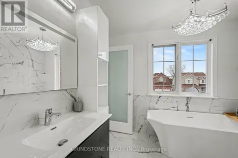95 Evanshen Crescent Ottawa ON K2K 2X7