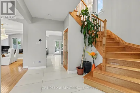 95 Evanshen Crescent Ottawa ON K2K 2X7