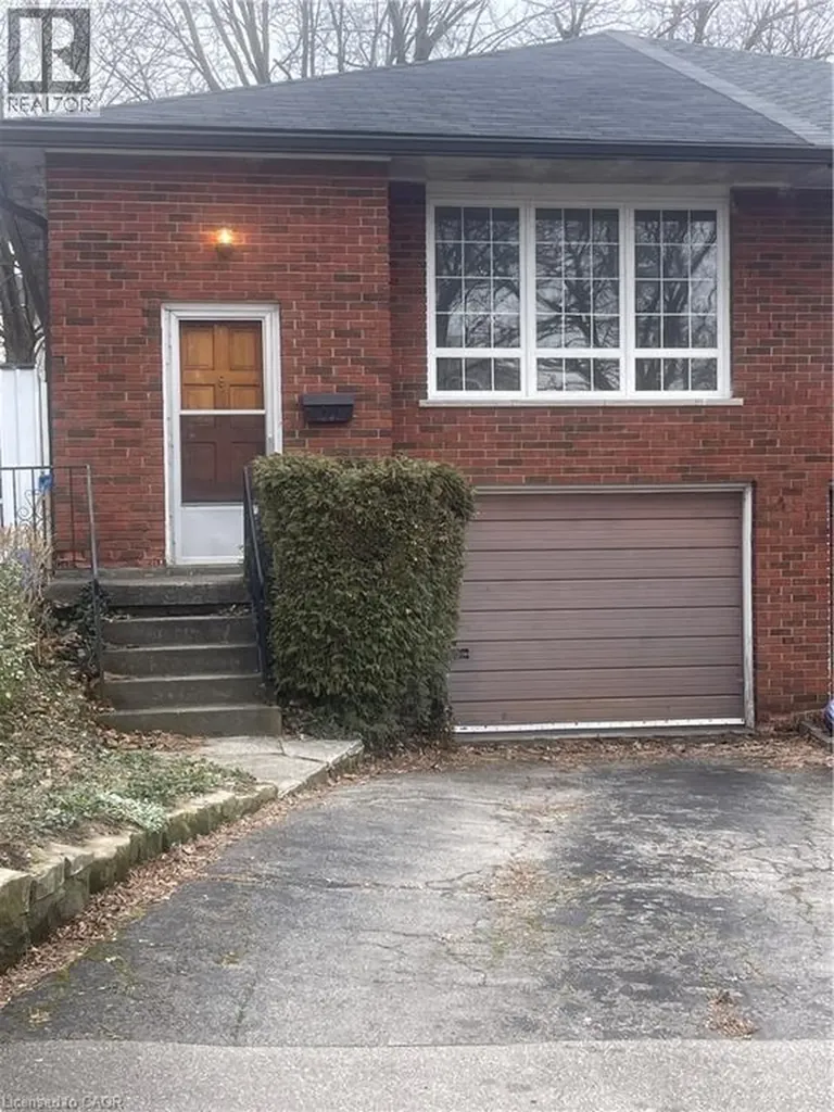 24 Yeoville Court Hamilton ON L9C 5W3