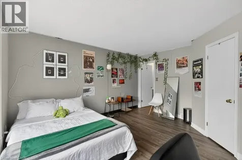 1548 Richmond Street London ON N6G 4W7