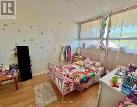 555 Brittany Drive Ottawa ON K1K 4C5